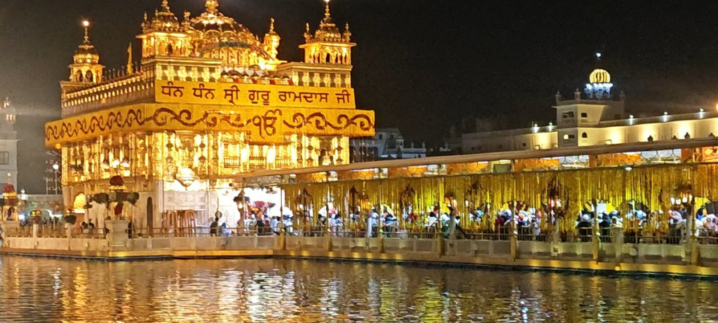 Budget-friendly travel destinations in India for 2026, featuring mountains, beaches, historic cities, and scenic places.